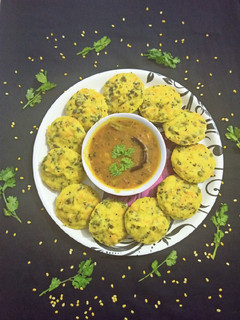 મૂંગદાળ મિક્સ વેજ ઇડલી (Moong Daal Mix Veg Idli recipe in GujArati) રેસીપી મુખ્ય ફોટો