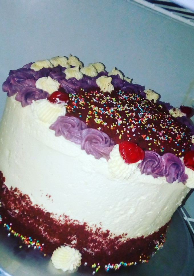 A picture of How to decorate cake with butter cream frosting.
