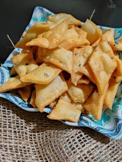"खारे शंकरपाळे" (khare shankarpali recipe in marathi) रेसिपी चे मुख्य फोटो