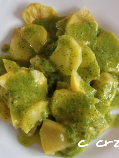 Una foto de Patatas al microondas con mojo verde canario