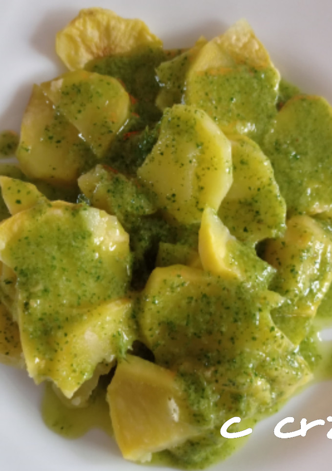 Una foto de Patatas al microondas con mojo verde canario