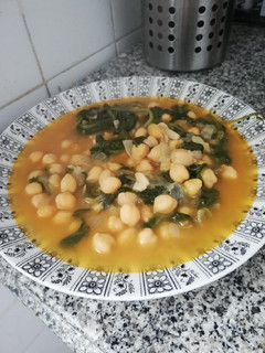 Una foto de Potaje de garbanzos y espinacas