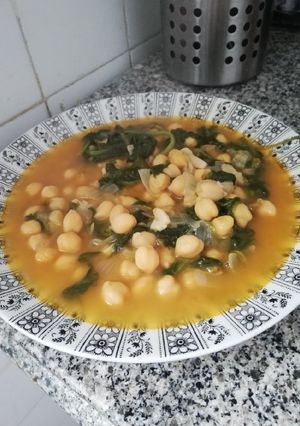 Una foto de Potaje de garbanzos y espinacas