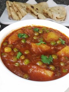 आलू मटर सब्ज़ी (Aloo matar sabzi recipe in hindi) रेसिपी मुख्य फोटो