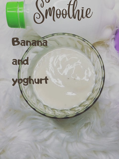 A picture of Banana and yogurt smoothie.