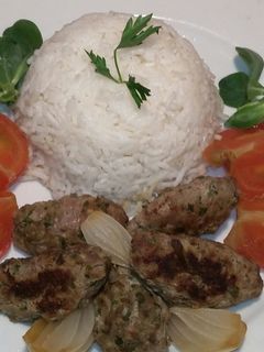 صورة لوصفة أصابع الكفتة المشوية مع البصل والبندورة