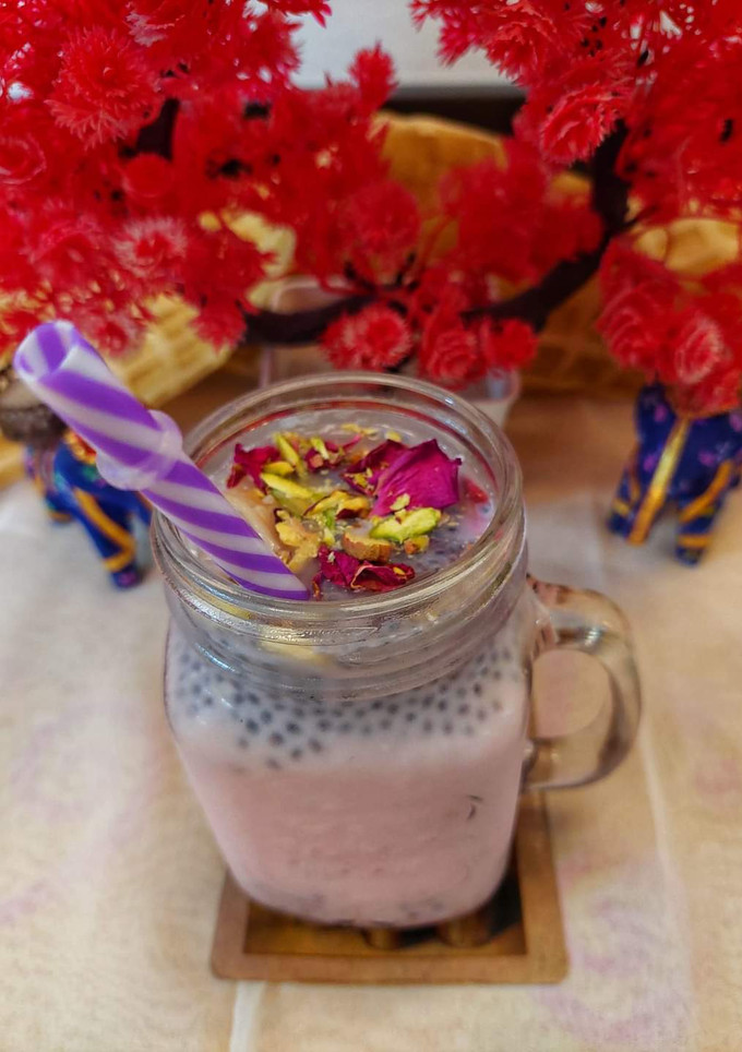 शाही रोज़ मिल्क शेक (shahi rose milkshake recipe in Hindi) रेसिपी मुख्य फोटो