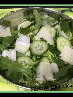Una foto de Ensalada de rúcula, apio y pepino