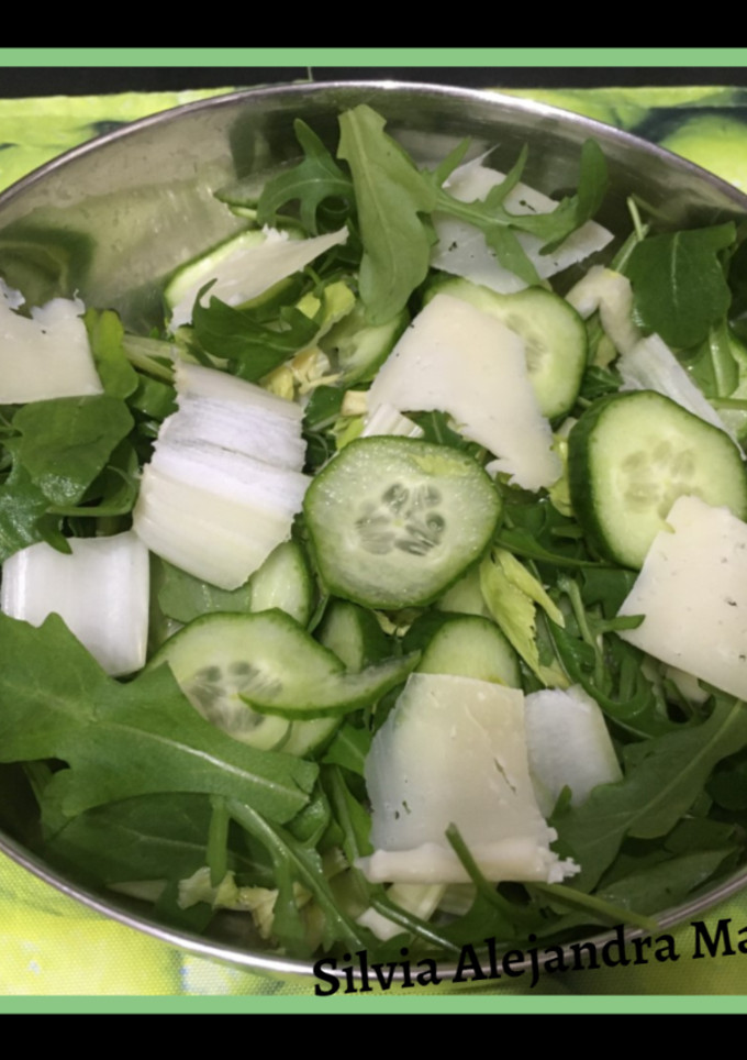 Una foto de Ensalada de rúcula, apio y pepino