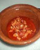 Chorizo con papas, cerveza y chile cascabel asado