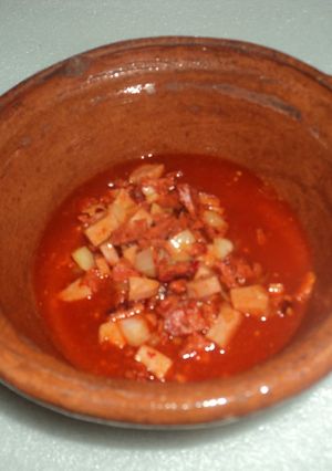 Una foto de Chorizo con papas, cerveza y chile cascabel asado