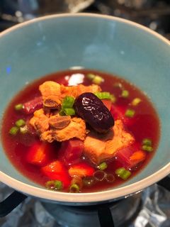 Hình của món Canh Sườn non hầm củ dền, carrot, và táo tàu đỏ.
