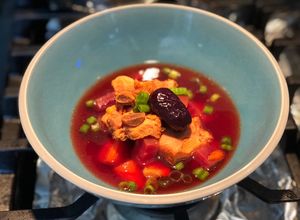 Hình của món Canh Sườn non hầm củ dền, carrot, và táo tàu đỏ.