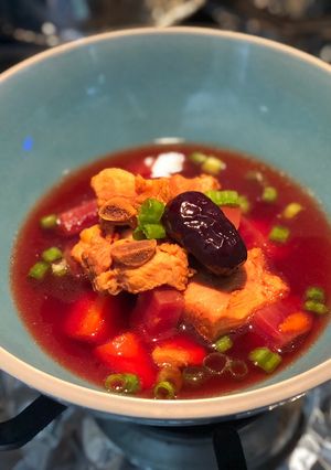 Hình của món Canh Sườn non hầm củ dền, carrot, và táo tàu đỏ.