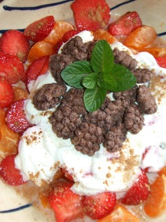 Una foto de Fresas y mandarinas frescas con cereales de chocolate