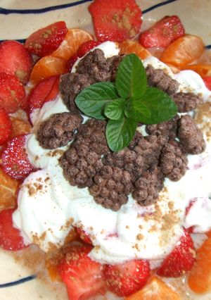 Foto principal de Fresas y mandarinas frescas con cereales de chocolate