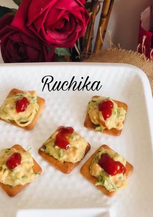 A picture of Biscuit canapés.
