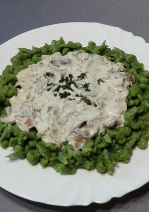 Spenótos nokedli pirított baconös, tejszínes, gombás szósszal recept fotója