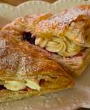 Puff pastries with mascarpone and blueberry sauce