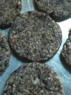 Una foto de Hamburguesas de poroto negro sabor carne (vegan)!
