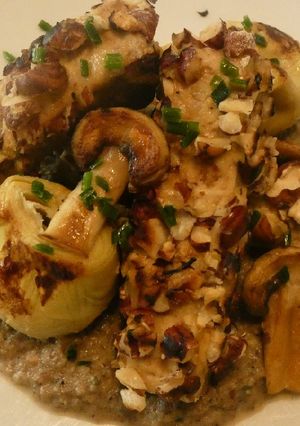 Une photo de Tofu en croûte de noisette sur crème de champignons