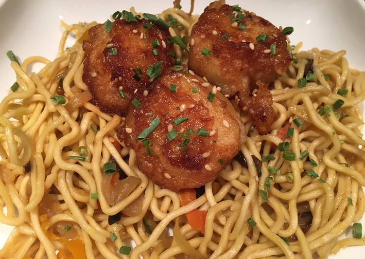 Nouilles aux lĂ©gumes et beignets de poisson đ