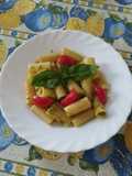Pasta fredda con pesto, pomodorini e limone