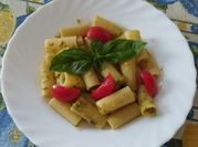 Una foto di pasta fredda al.limone