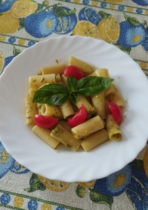 Foto di Pasta fredda con pesto, pomodorini e limone