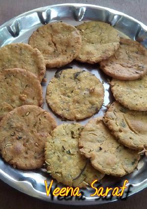 A picture of Basan ki poori.