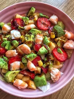 Una foto de Ensalada tropical 🍎🍓🥑🍤
