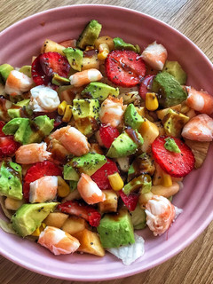 Una foto de Ensalada tropical 🍎🍓🥑🍤
