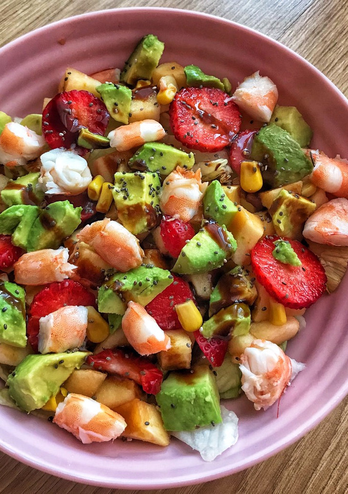Una foto de Ensalada tropical 🍎🍓🥑🍤