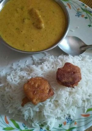 A picture of Kadhi Pakora with boiled Rice.
