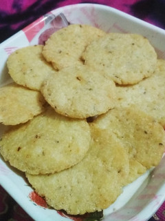 सूजी मैदा मठरी (Suji maida mathri recipe in hindi) रेसिपी मुख्य फोटो