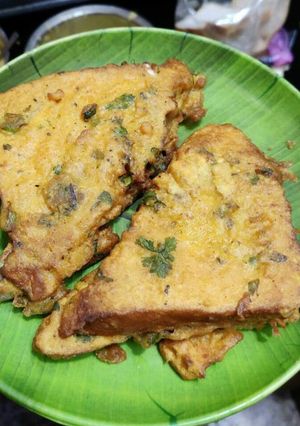 A picture of Bread pakoda.