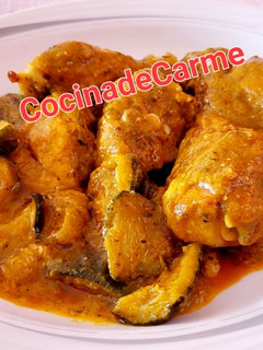 Una foto de Pollo en salsa con calabacín