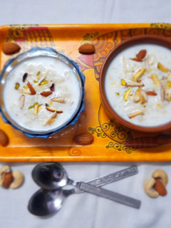 ઇન્સ્ટન્ટ ચોખા ની ખીર (Instant Chokha Kheer Recipe In Gujarati) રેસીપી મુખ્ય ફોટો