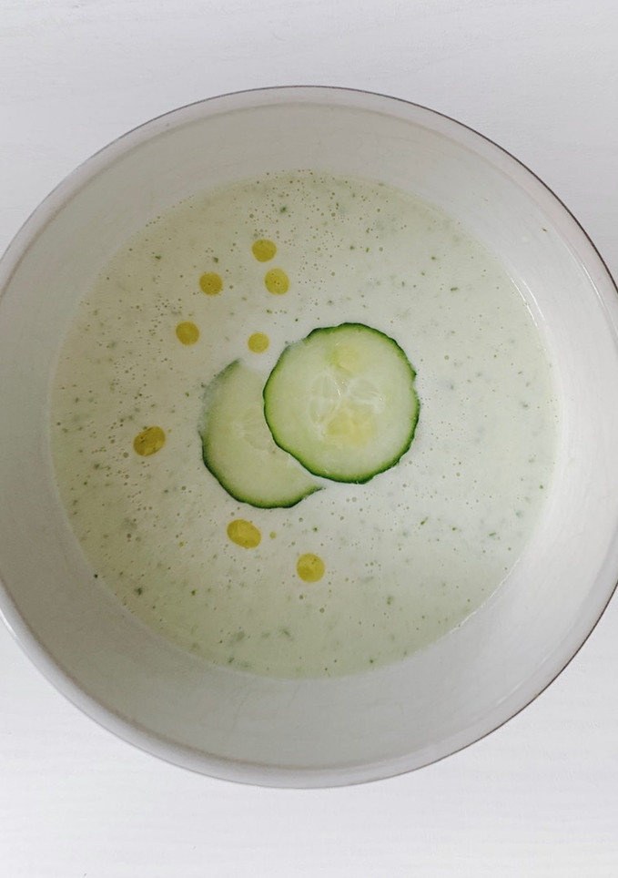 Una foto de Sopa fría de yogur y pepino