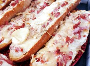 Une photo de Bruschetta crème fraîche lardons et camembert 😋 #mars
