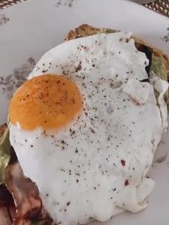Foto de Tostas de Abacate, Ovo e Bacon