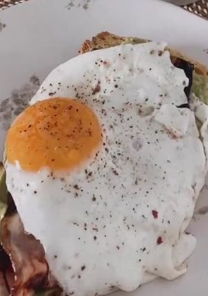 Foto de Tostas de Abacate, Ovo e Bacon