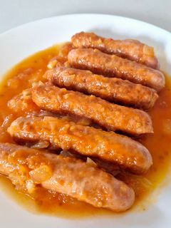 Una foto de Salchichas en salsa de tomate