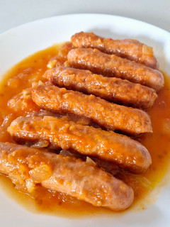 Una foto de Salchichas en salsa de tomate