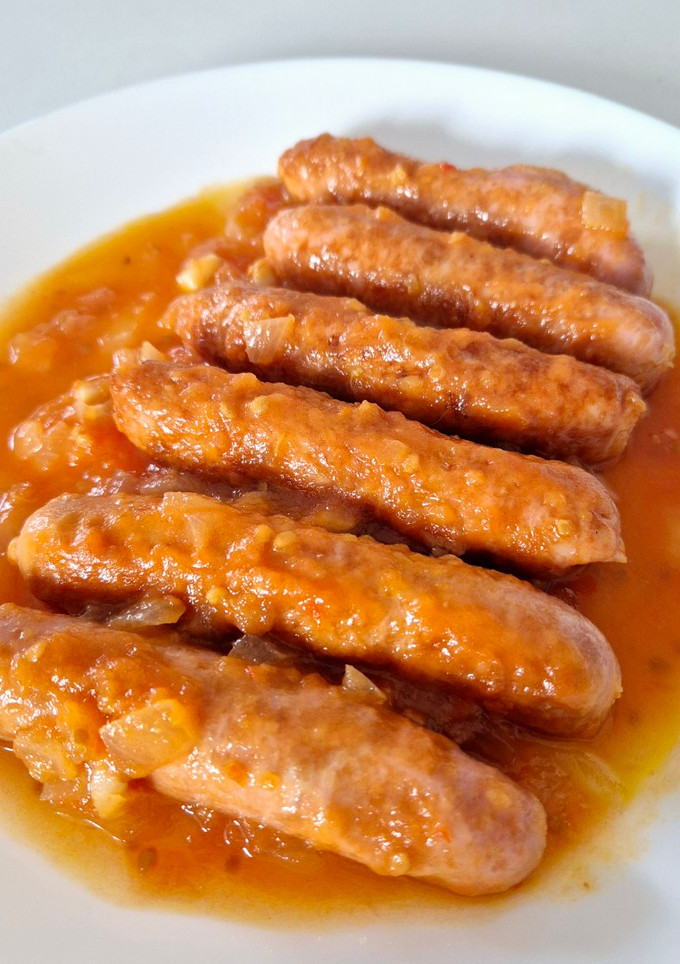 Una foto de Salchichas en salsa de tomate