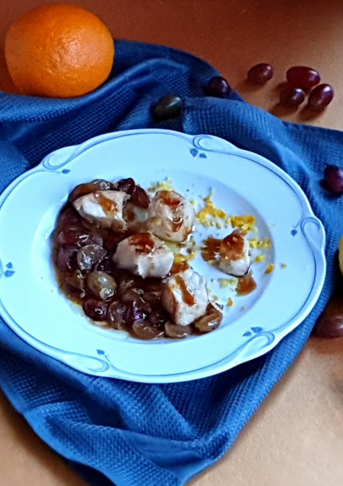 Foto di Persico in salsa agrodolce con uva e scorze d'agrumi