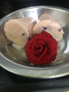 रोज़ आइसक्रीम (Rose Icecream recipe in Hindi) रेसिपी मुख्य फोटो