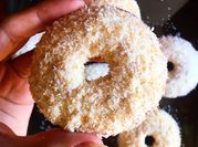 Una foto de donuts con glaseado