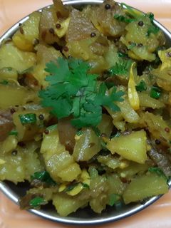 बटाट्याची तिखट भाजी (Batatyachi Tikhat Bhaji Recipe In Marathi) रेसिपी चे मुख्य फोटो