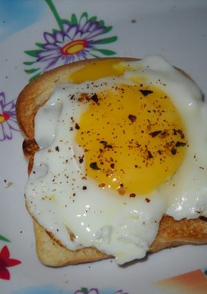 Una foto de Queso ranchero y huevo sobre tostadas